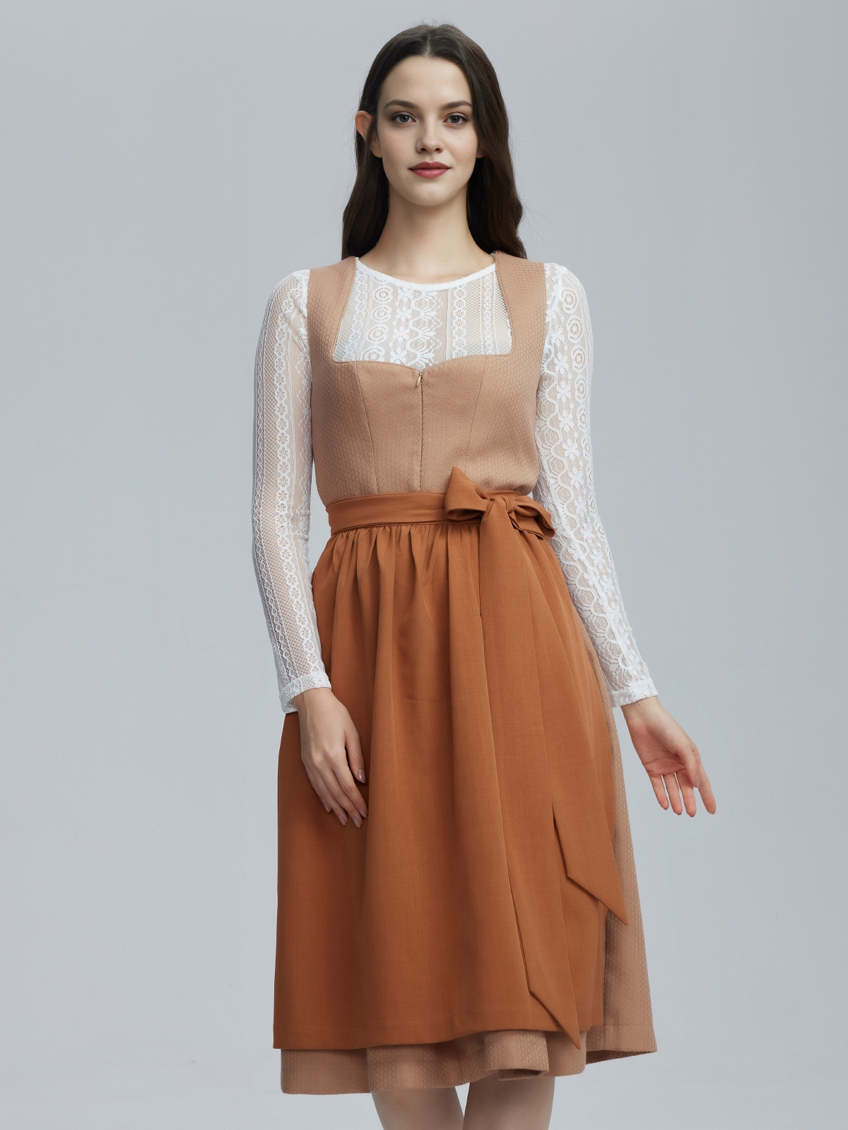 Dirndl in Braun mit traditioneller Stickerei