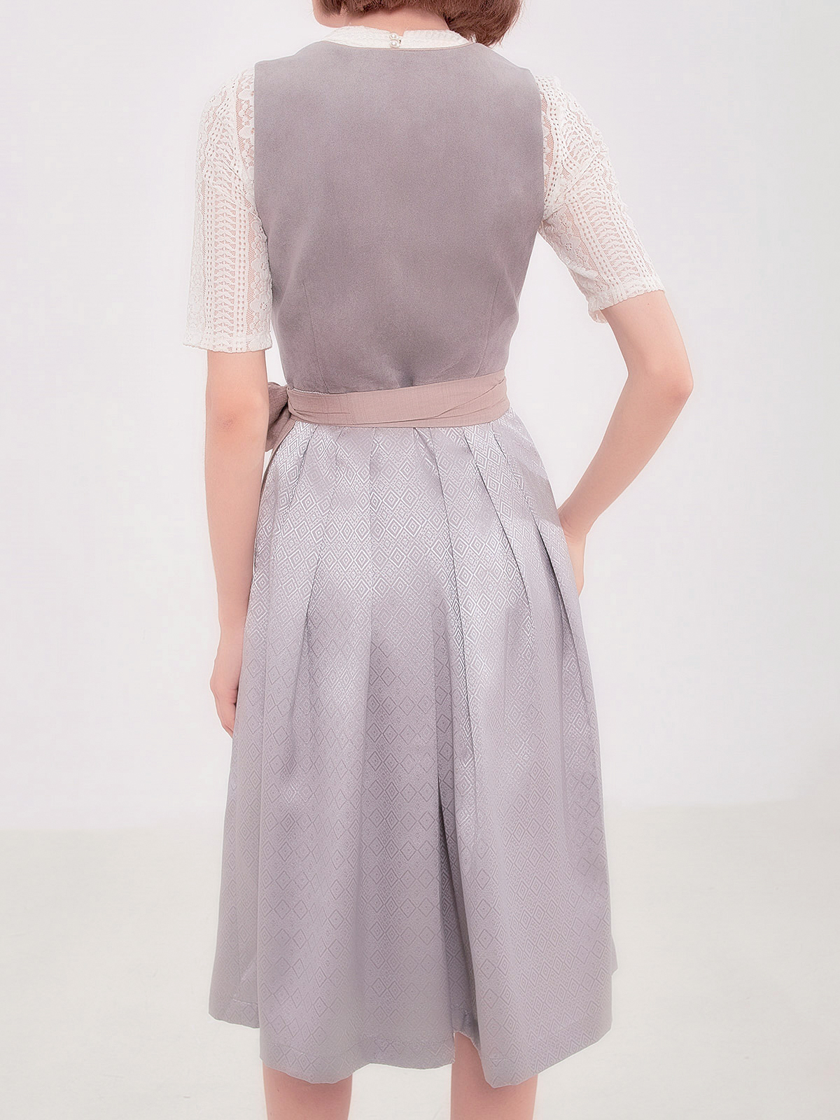 Graues Dirndl mit modernem Schnitt