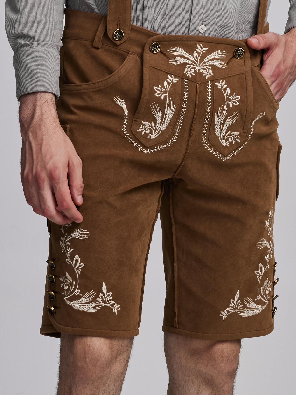 Modernes Dirndl mit Bluse