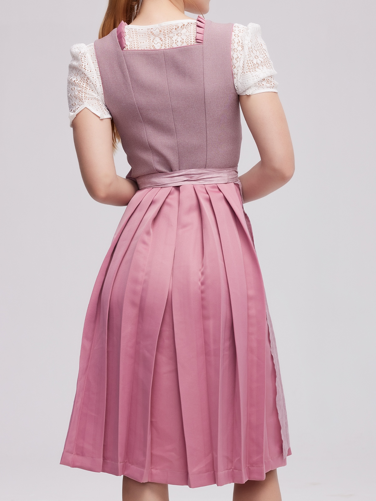Modernes lila Edelweiß Dirndl mit floralen Applikationen
