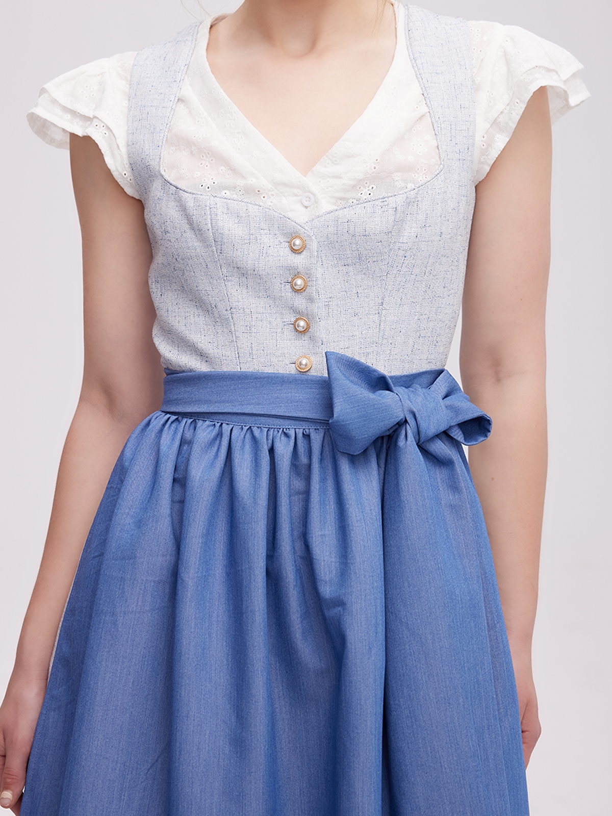 Olivgrünes Dirndl mit modernem Schnitt
