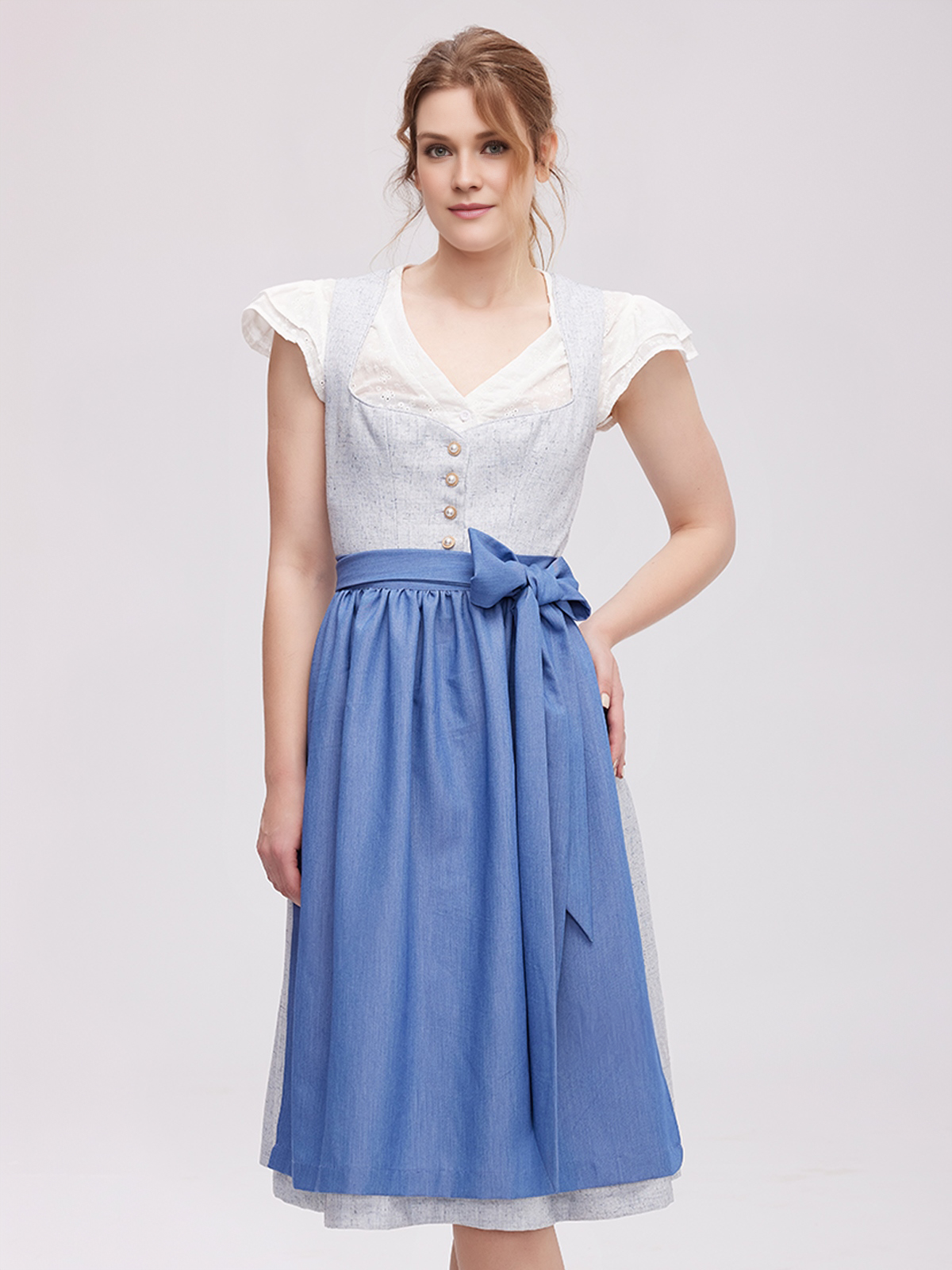 Elegantes blaues Dirndl mit traditioneller Schürze