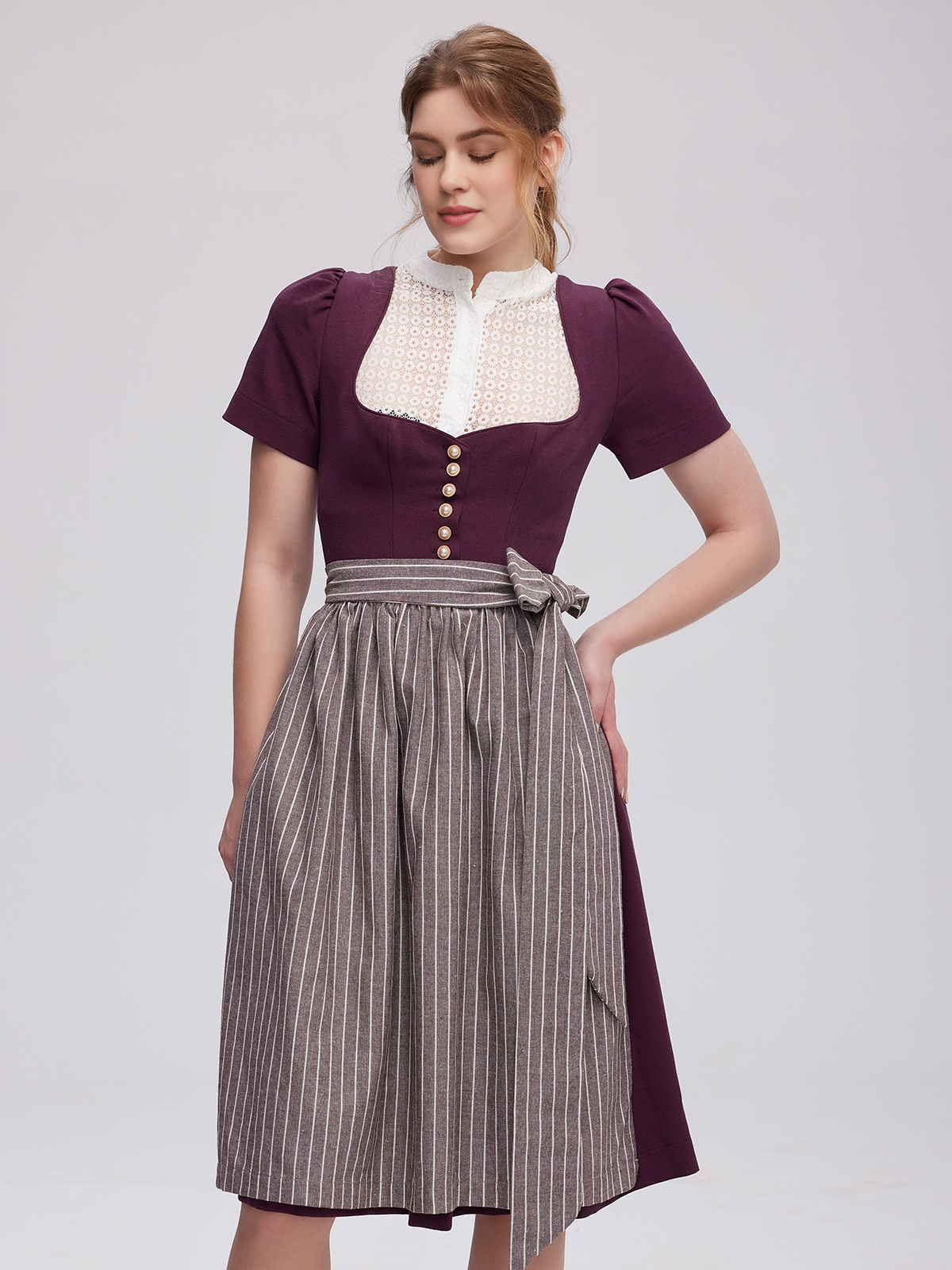 Dirndl in Lila mit eleganter Bluse