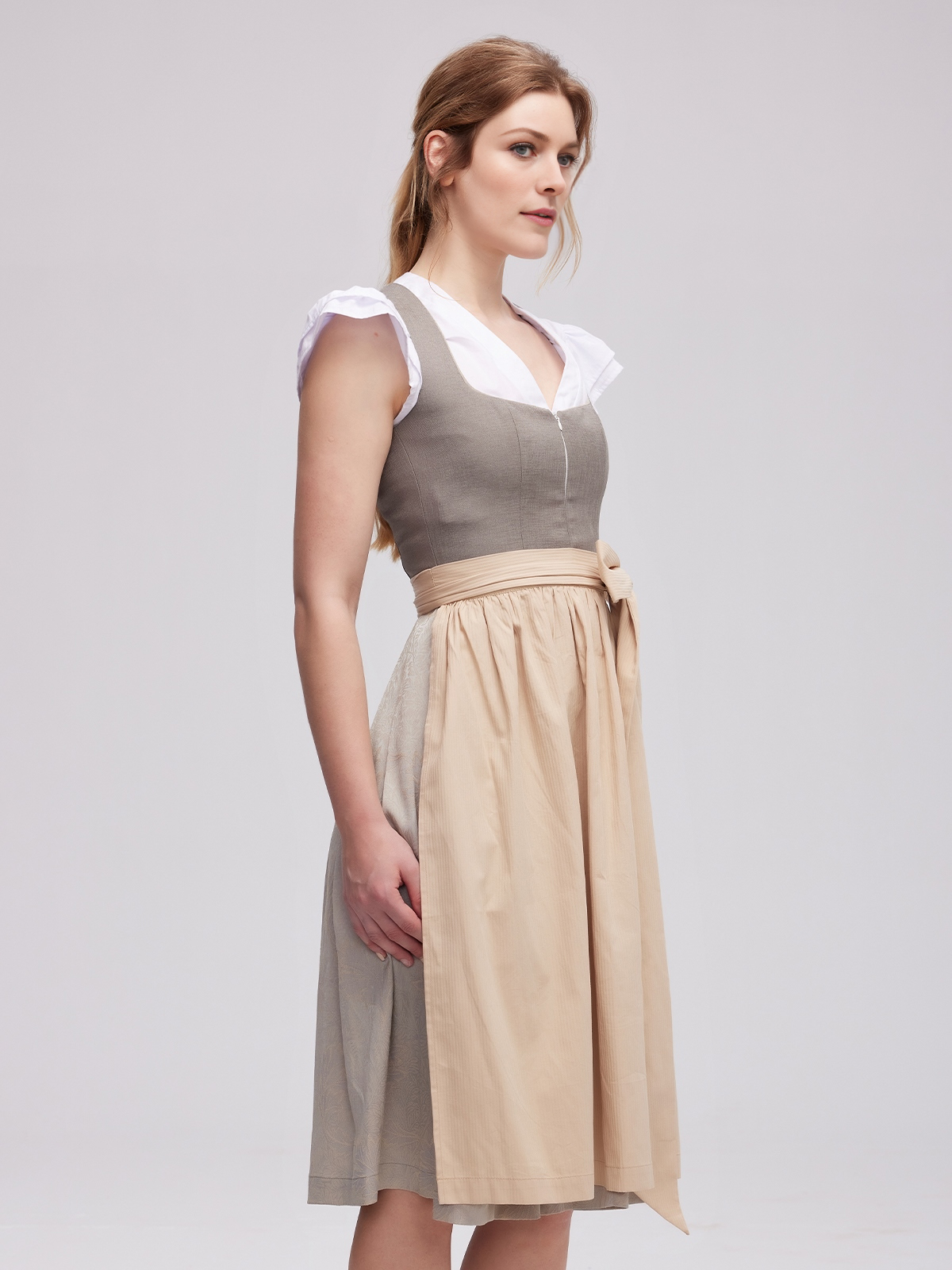 Ein elegantes graues Dirndl mit modernem Schnitt