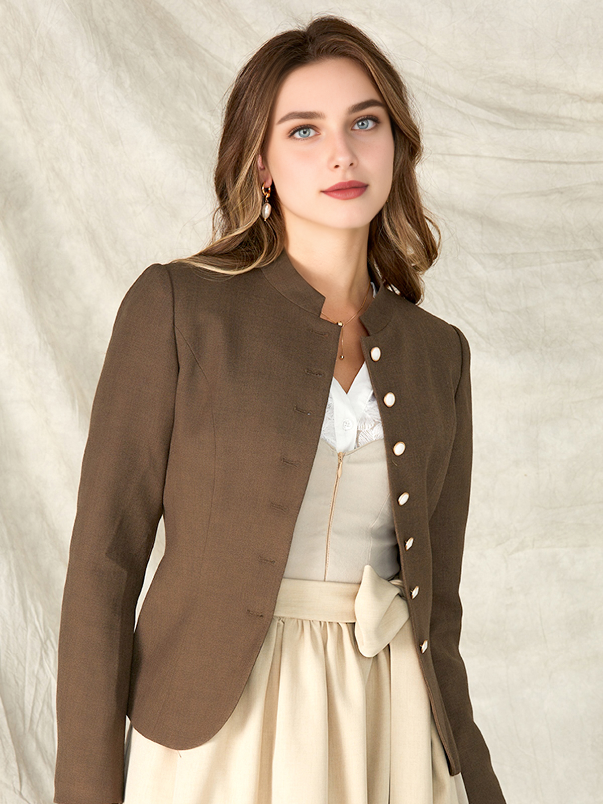 Dunkelblaues Herrenhemd mit Brauner Jacke
