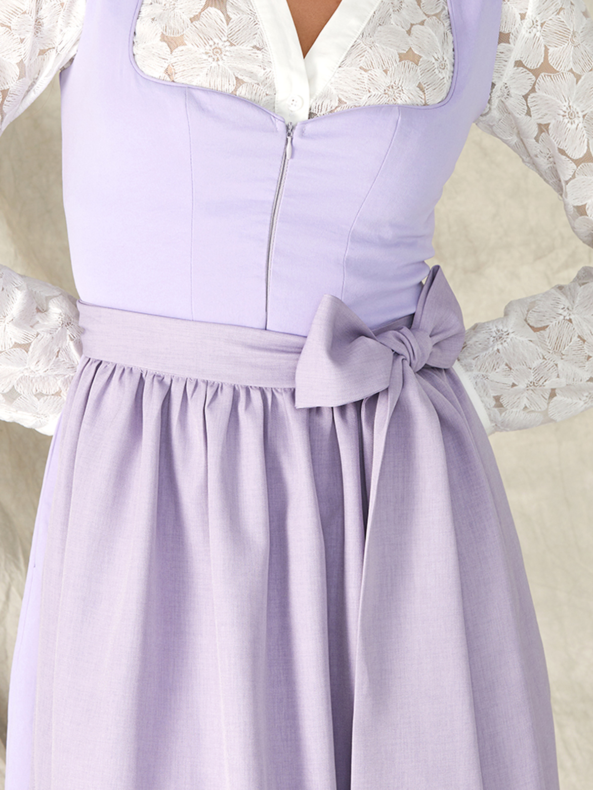 Dunkles Dirndl in Lila – zeitlose Eleganz