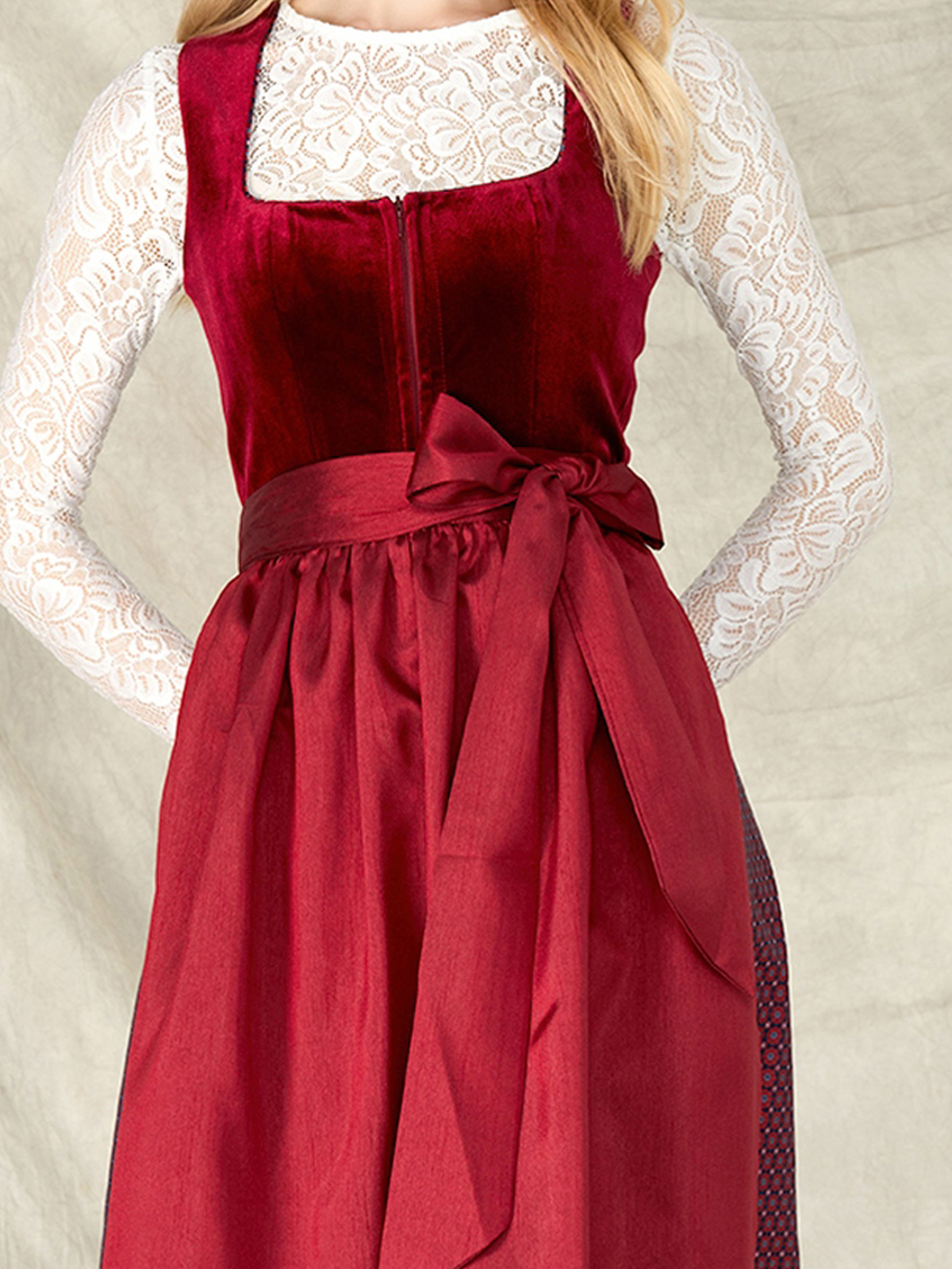 Dirndl in Rot – stilvoll und traditionell