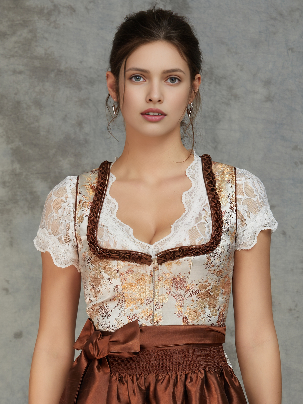 Grünes Dirndl mit floralen Details