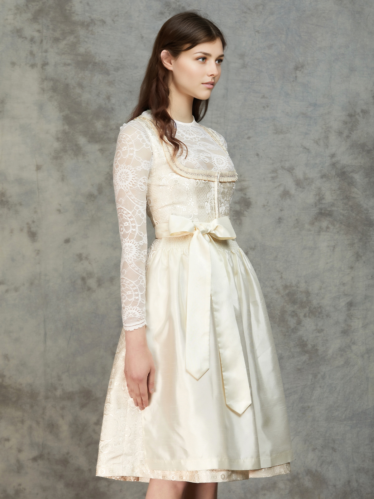 Ein elegantes weißes Ehreer Dirndl mit feinen Details