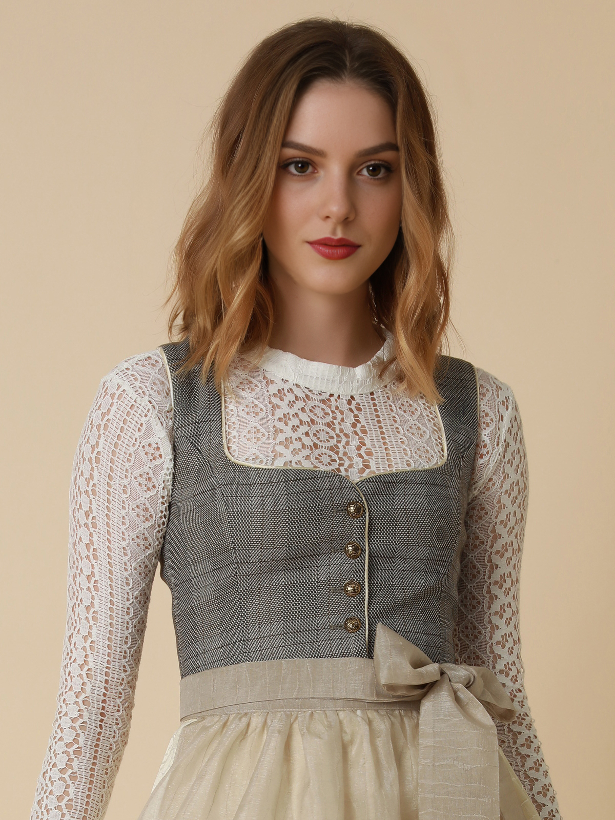 Dunkelblaues Samt-Dirndl mit modernem Schnitt