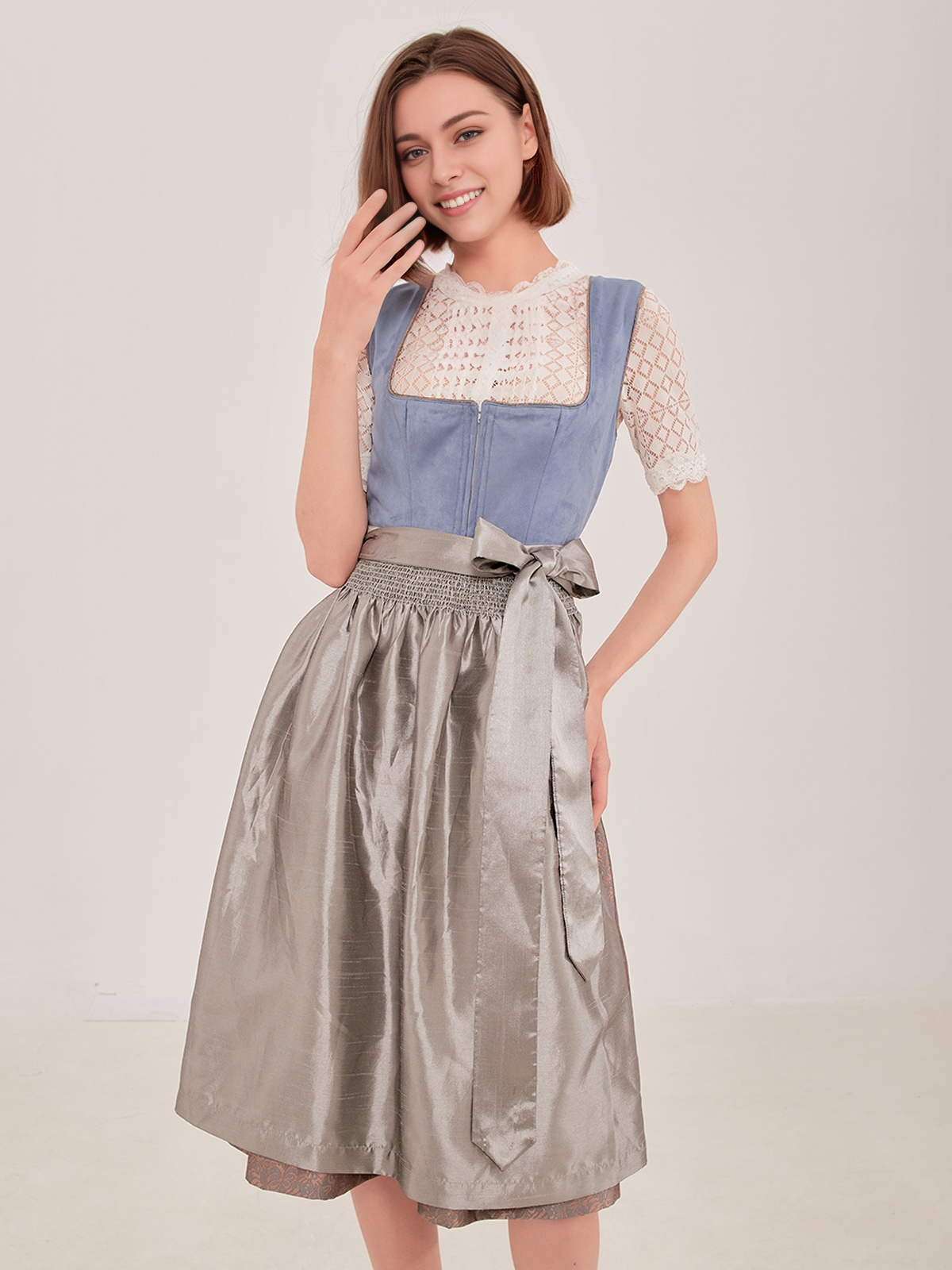 Ein elegantes blaues Ehreer Dirndl mit feinen Stickereien