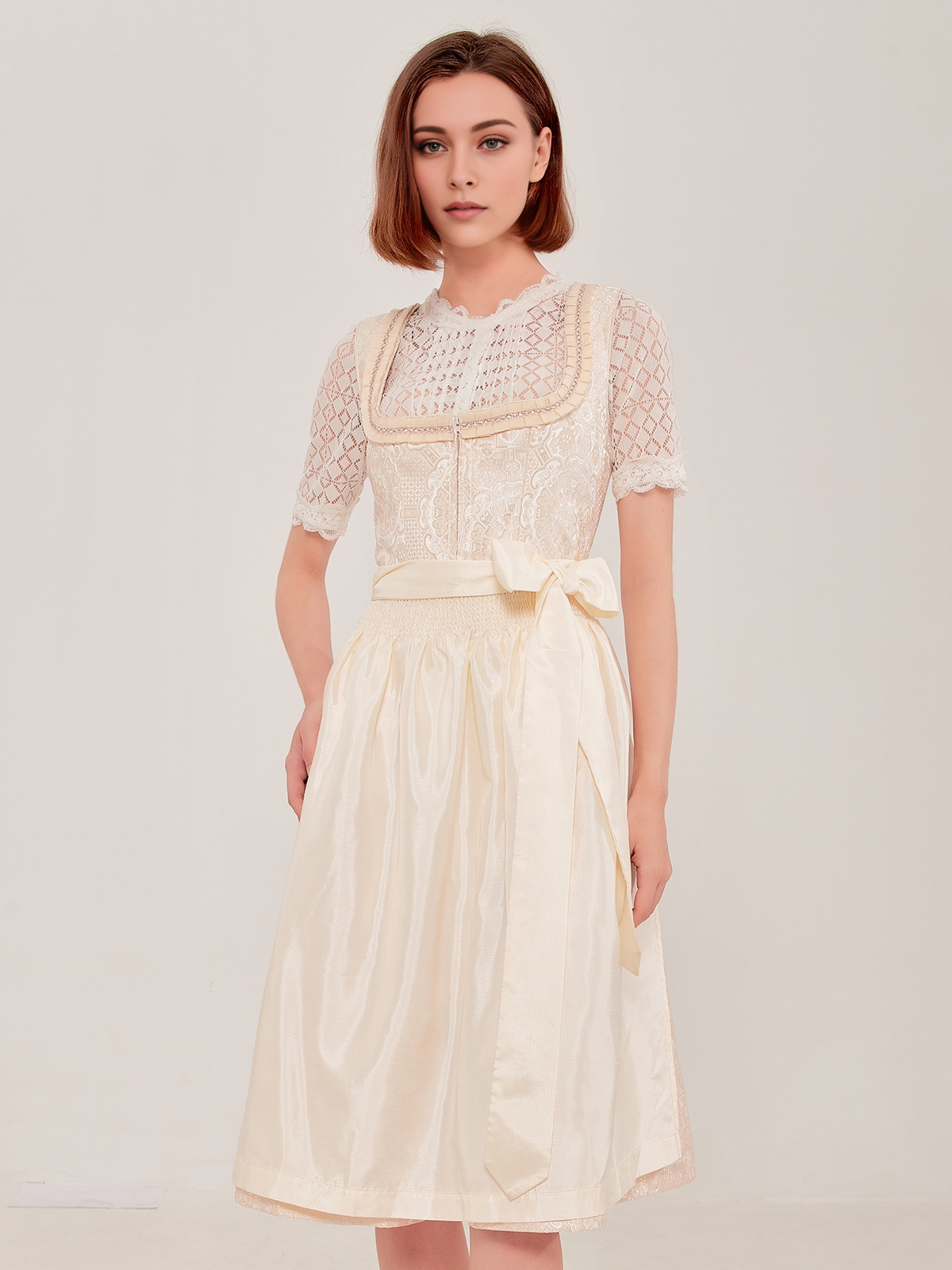 Klassisches Dirndl in Weiß