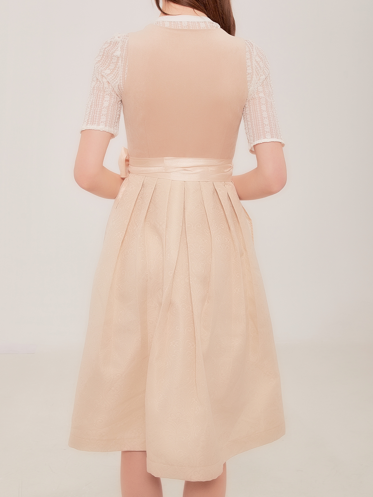 Dirndl mit tiefem Ausschnitt in Beige