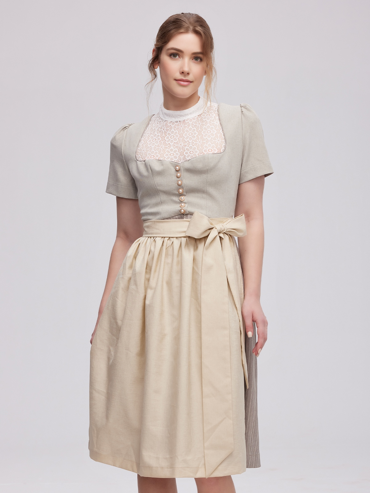 Dirndl in hellblauem Samt