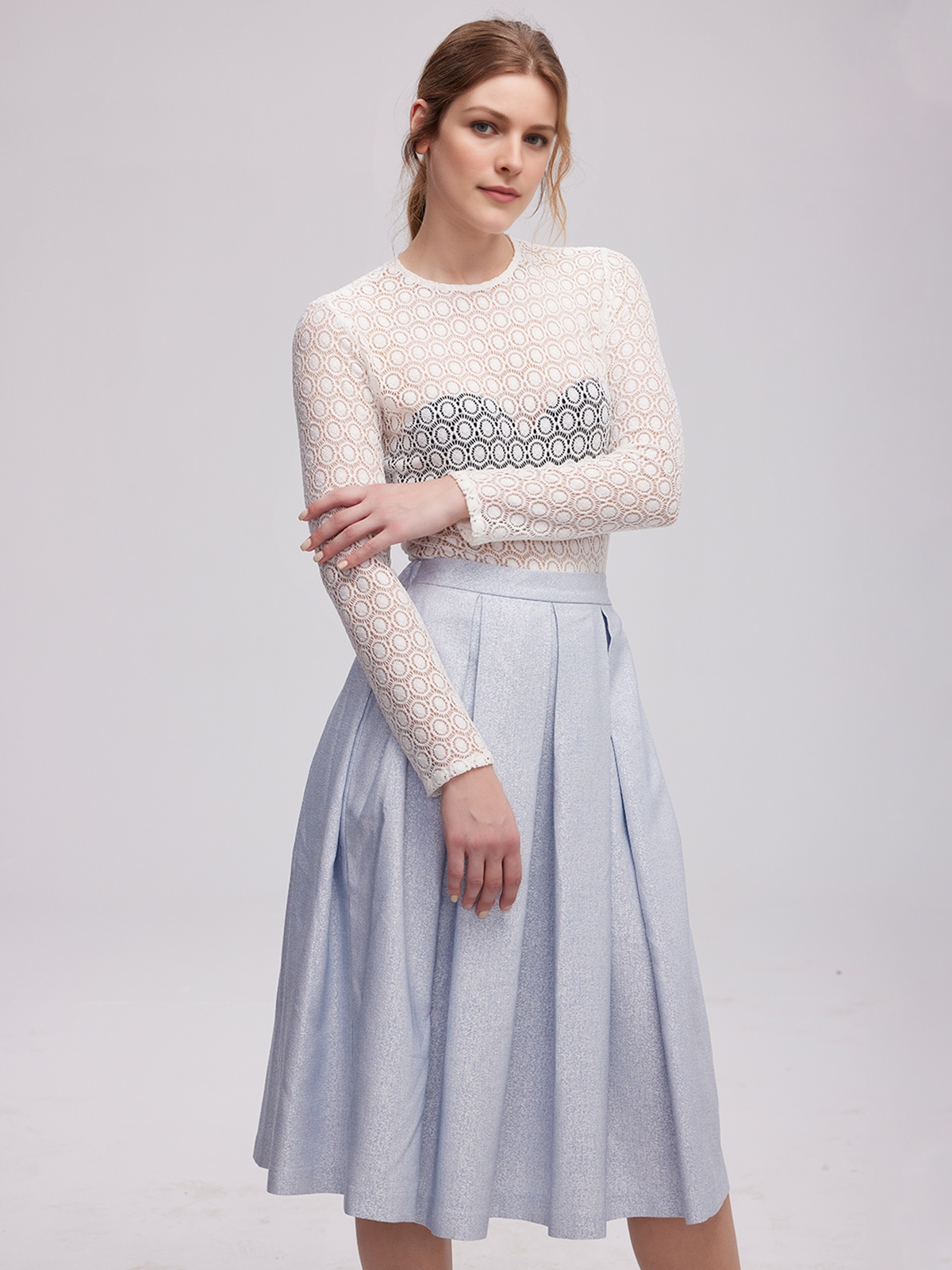 Dunkelgrünes Dirndl mit floralen Details