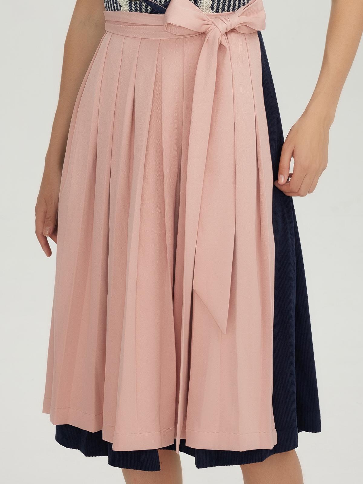 Ein atemberaubendes blaues Dirndl kariert – perfekt für festliche Anlässe.