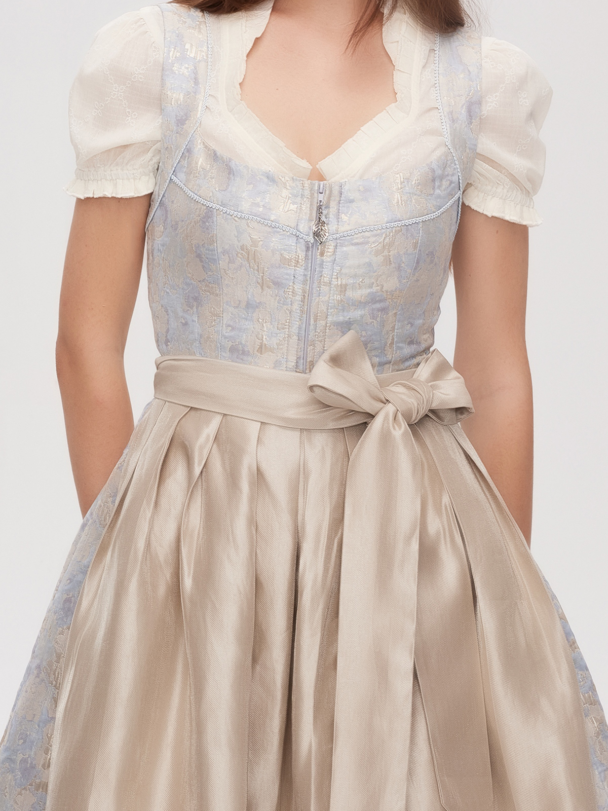 Strahlendes gelbes Dirndl mit blauer Schürze