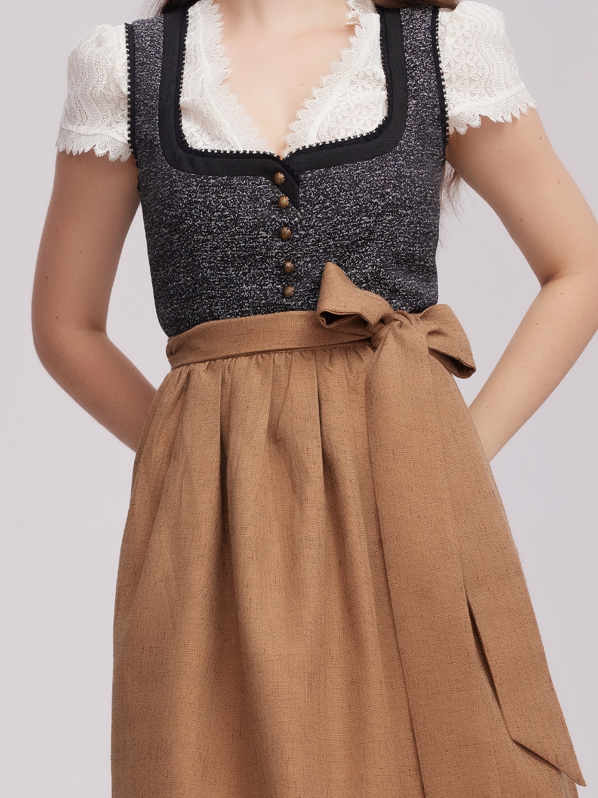 Jeinn Dirndl in Schwarz – zeitlos elegant