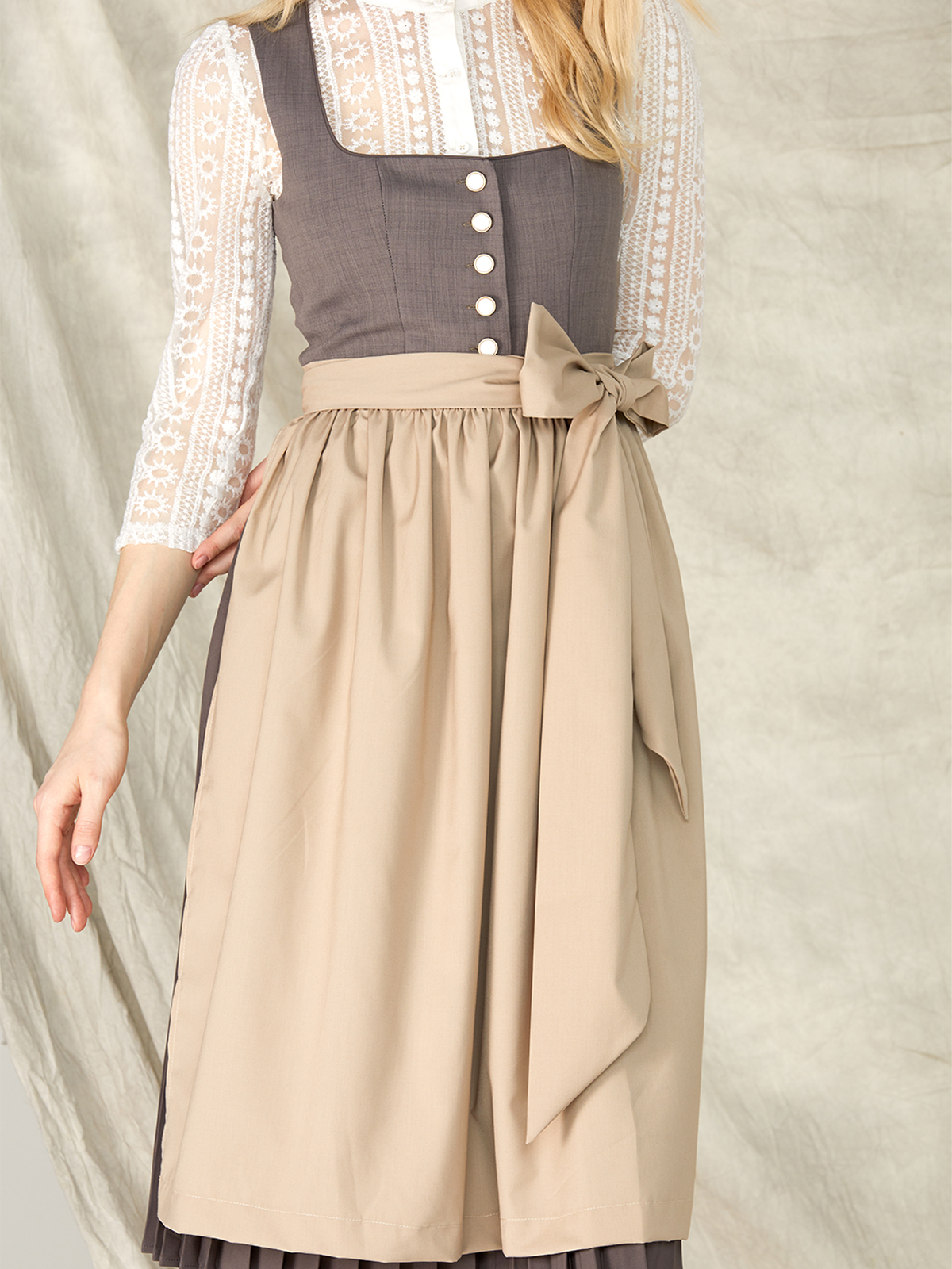 Gelbes Dirndl mit grauem Schürzenkontrast