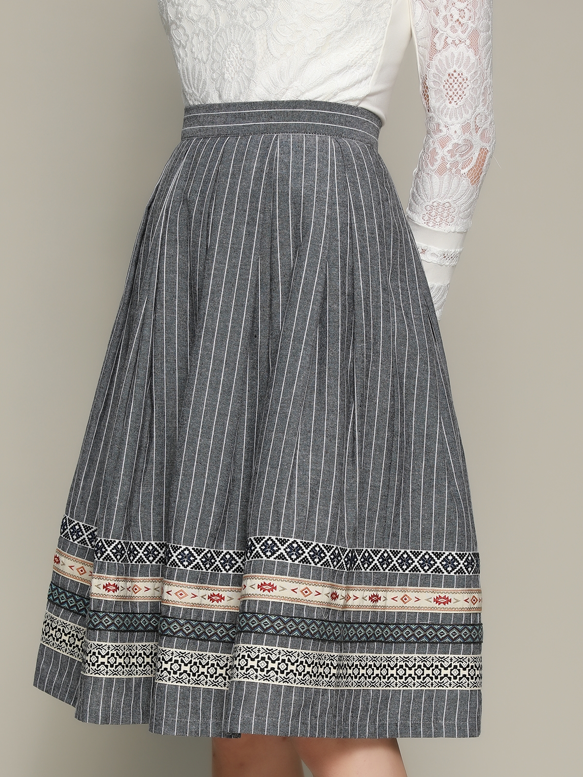 Modernes graues Ehreer Dirndl mit überraschenden Details