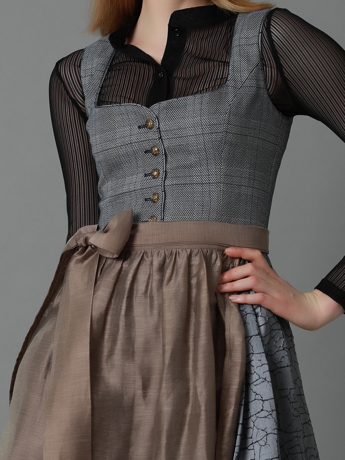 Schwarzes Dirndl mit grauen Akzenten