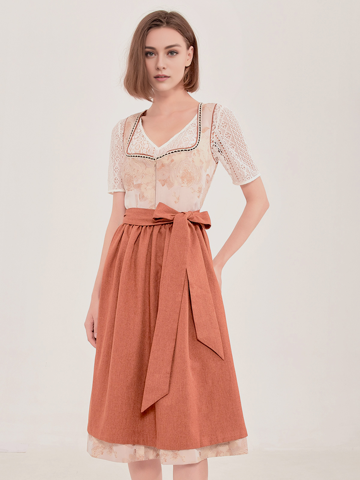 Dirndl mit tiefer Ausschnitt in Braun