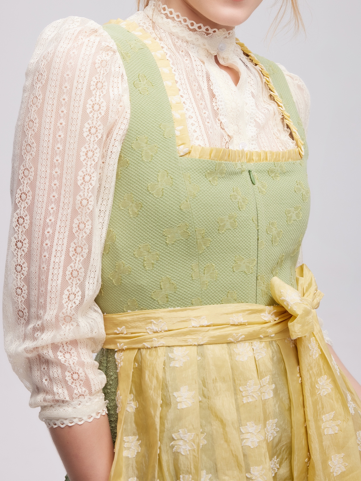 Dirndl in Grün mit weißer Langarmbluse