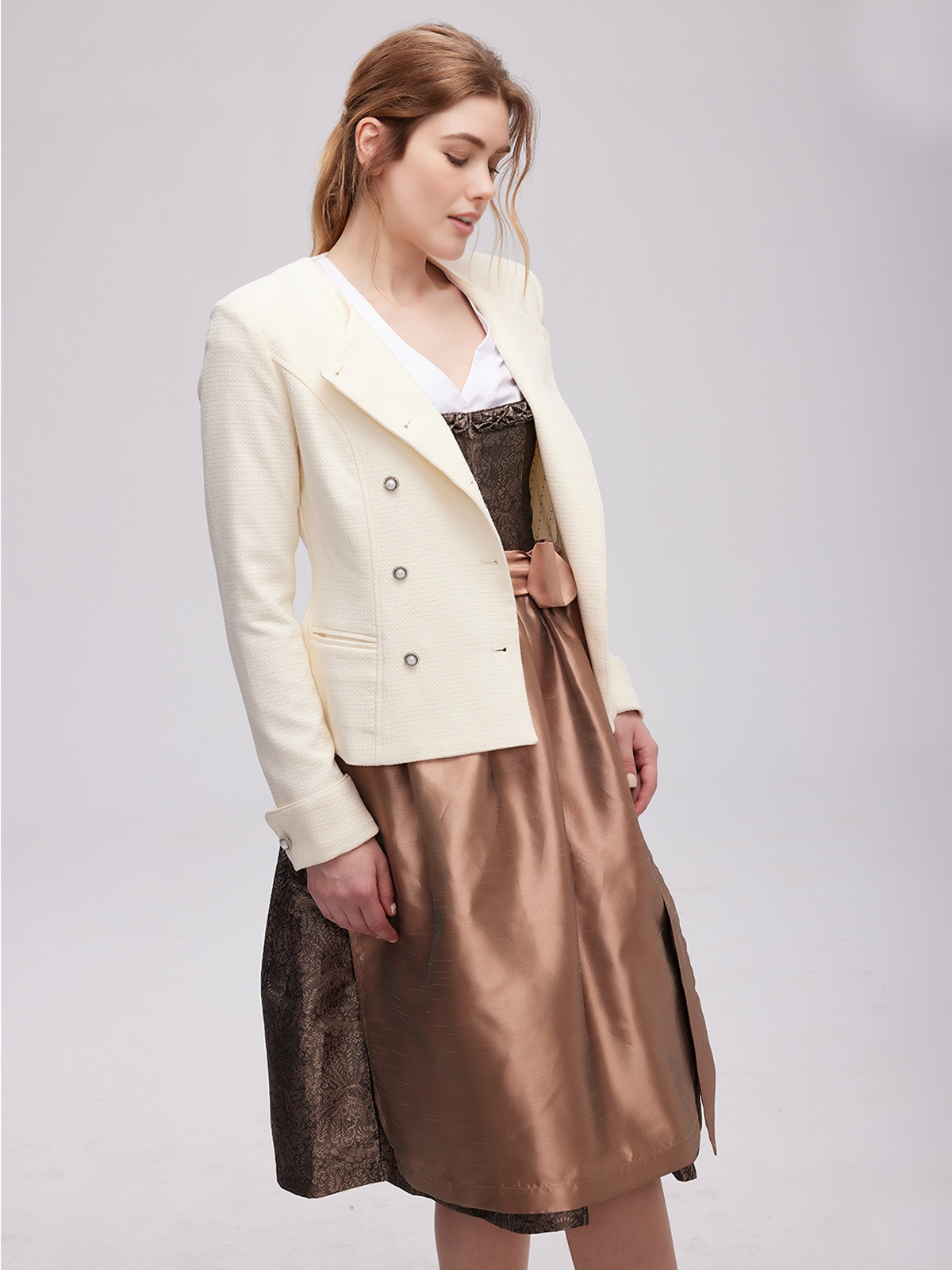 Schwarzes Dirndl mit eleganter Silhouette