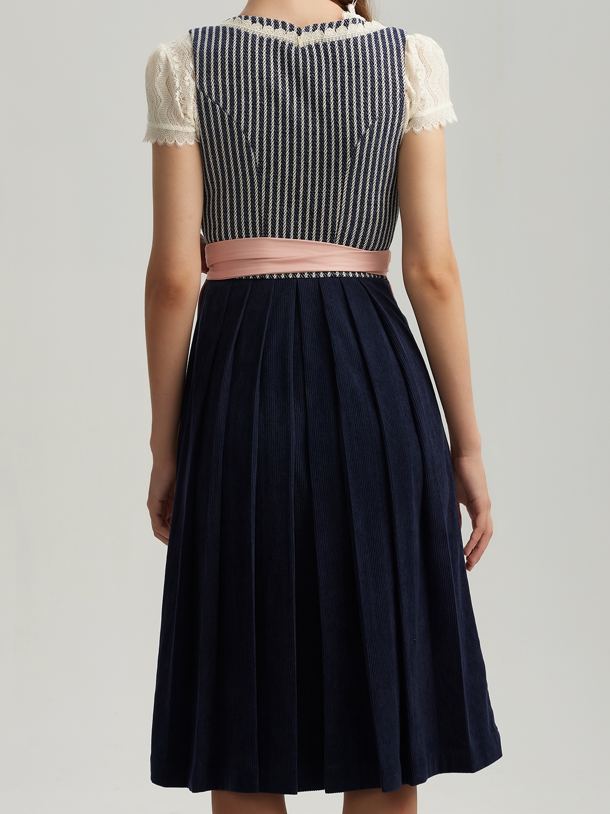 Dirndl in eleganter Weinrot-Samt-Optik