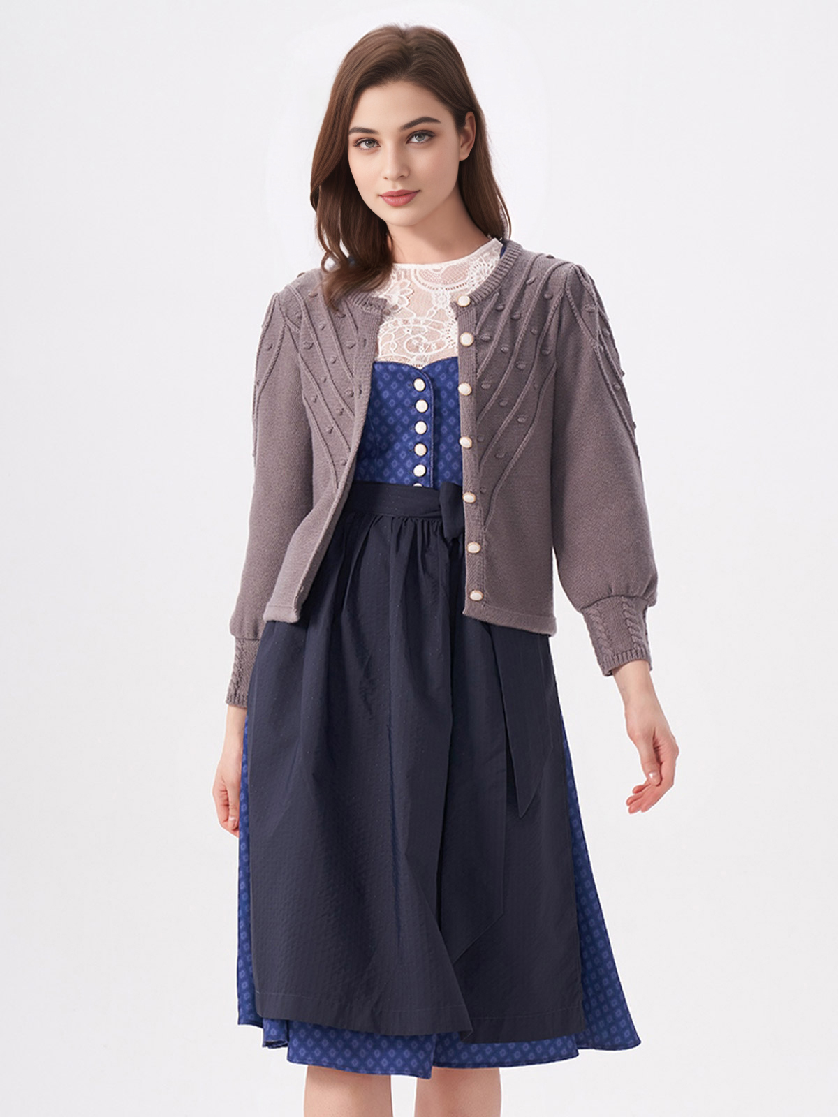 Dirndl in Grau mit traditionellen Details